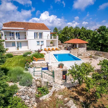 Exclusive In Ilipi With Private Pool
