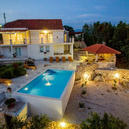 Exclusive In Ilipi With Private Pool بيت للعطل Čilipi